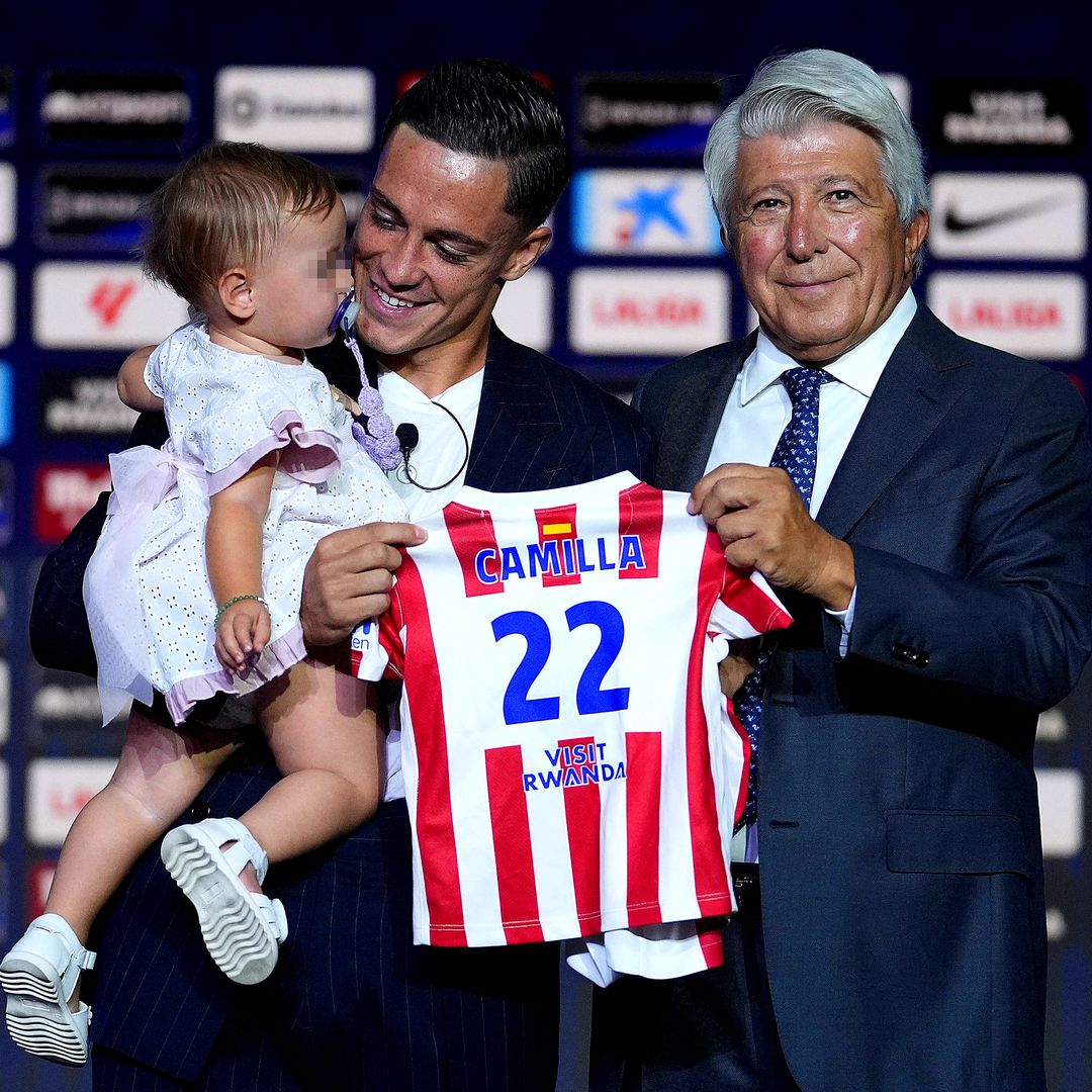 La bebé que se ha convertido en protagonista durante la presentación del último fichaje del Atlético de Madrid, Giacomo Raspadori
