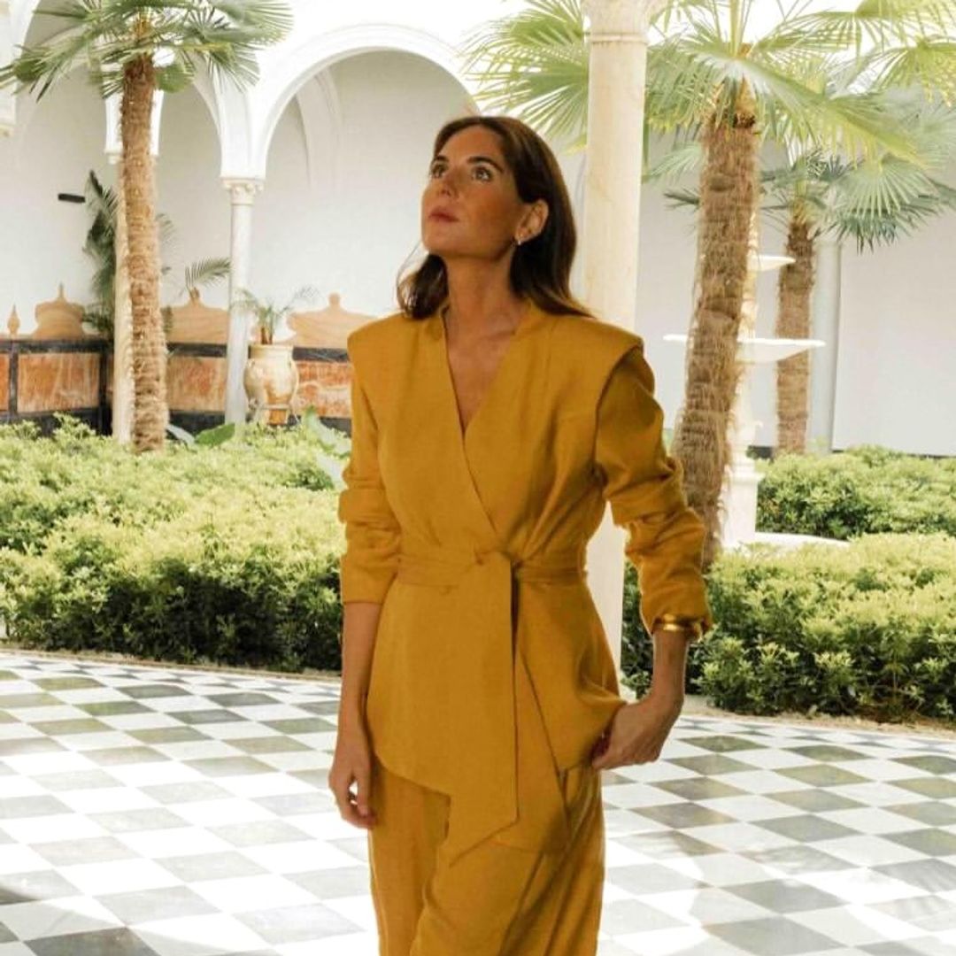 Lourdes Montes, impecable con su traje mostaza de firma española: un dos piezas que funciona igual de bien en primavera que en otoño
