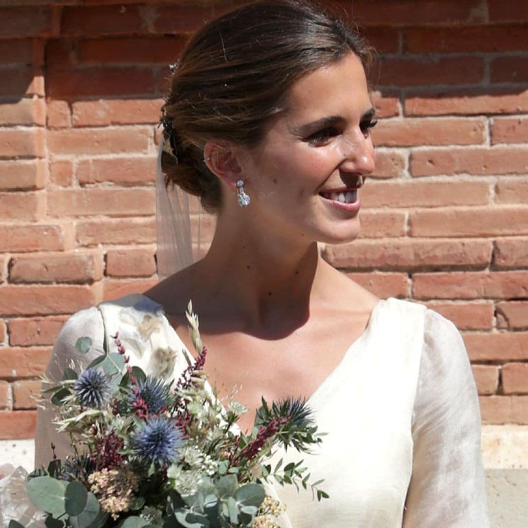 María Corsini elige para su boda un vestido de seda con flores de colores pintadas a mano