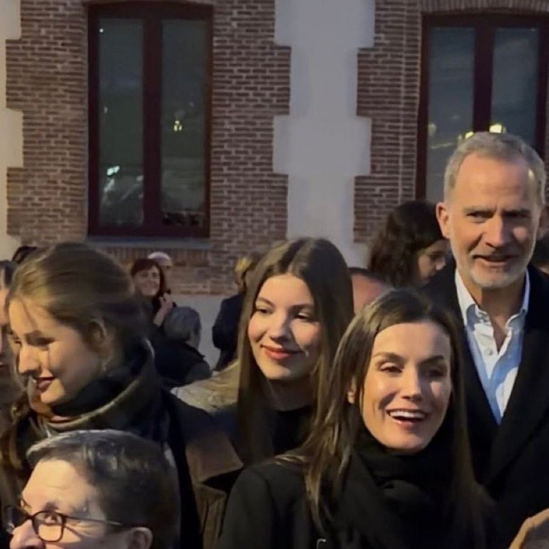 Los Reyes Felipe y Letizia junto a sus hijas, la princesa Leonor y la infanta Sofía, en una procesión en Carabanchel