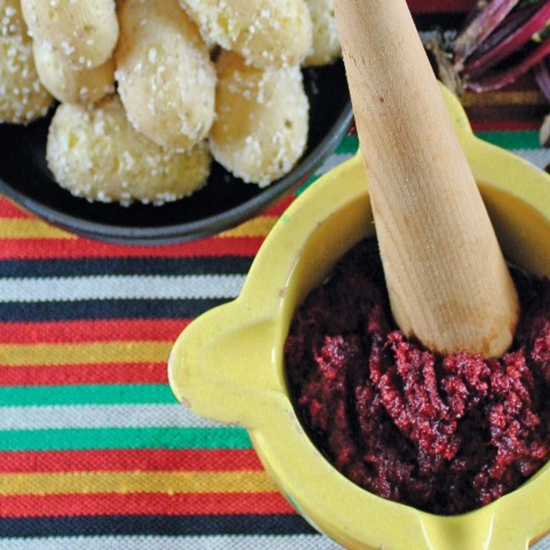 Papas arrugadas con mojo de remolacha