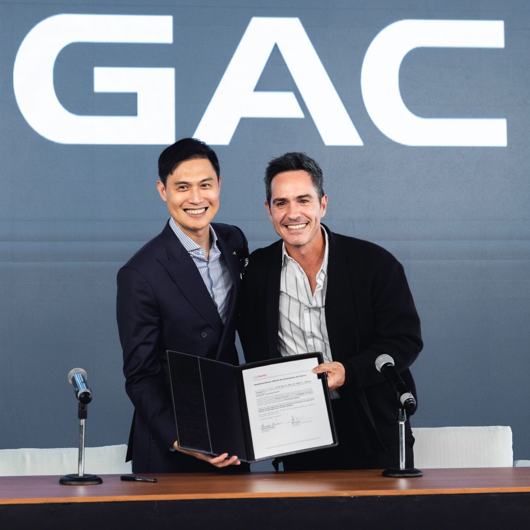 Mauricio Ochmann firmando el contrato con GAC