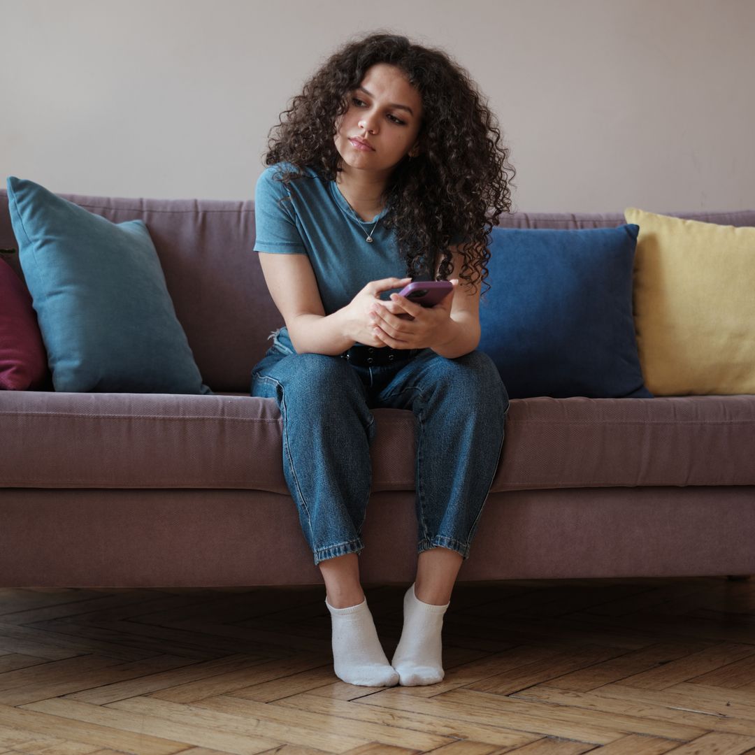 Qué significa no contestar ni participar en los grupos de WhatsApp, según los psicólogos