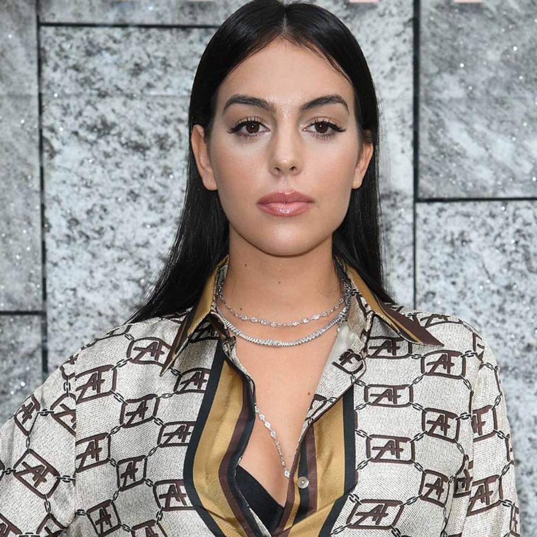 Georgina Rodríguez posa con la camiseta de Cristiano que subasta por una buena causa