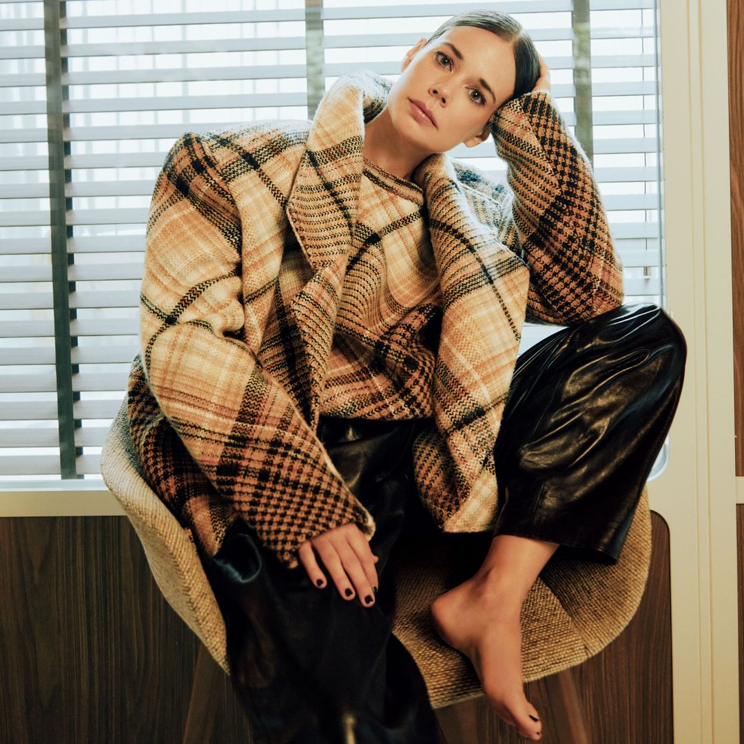 Laia Costa, en un editorial de moda de ¡HOLA!