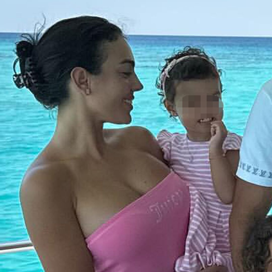 Bella Esmeralda quiere ser como mamá, de coger los bolsos de Georgina a ponerse su anillo de compromiso