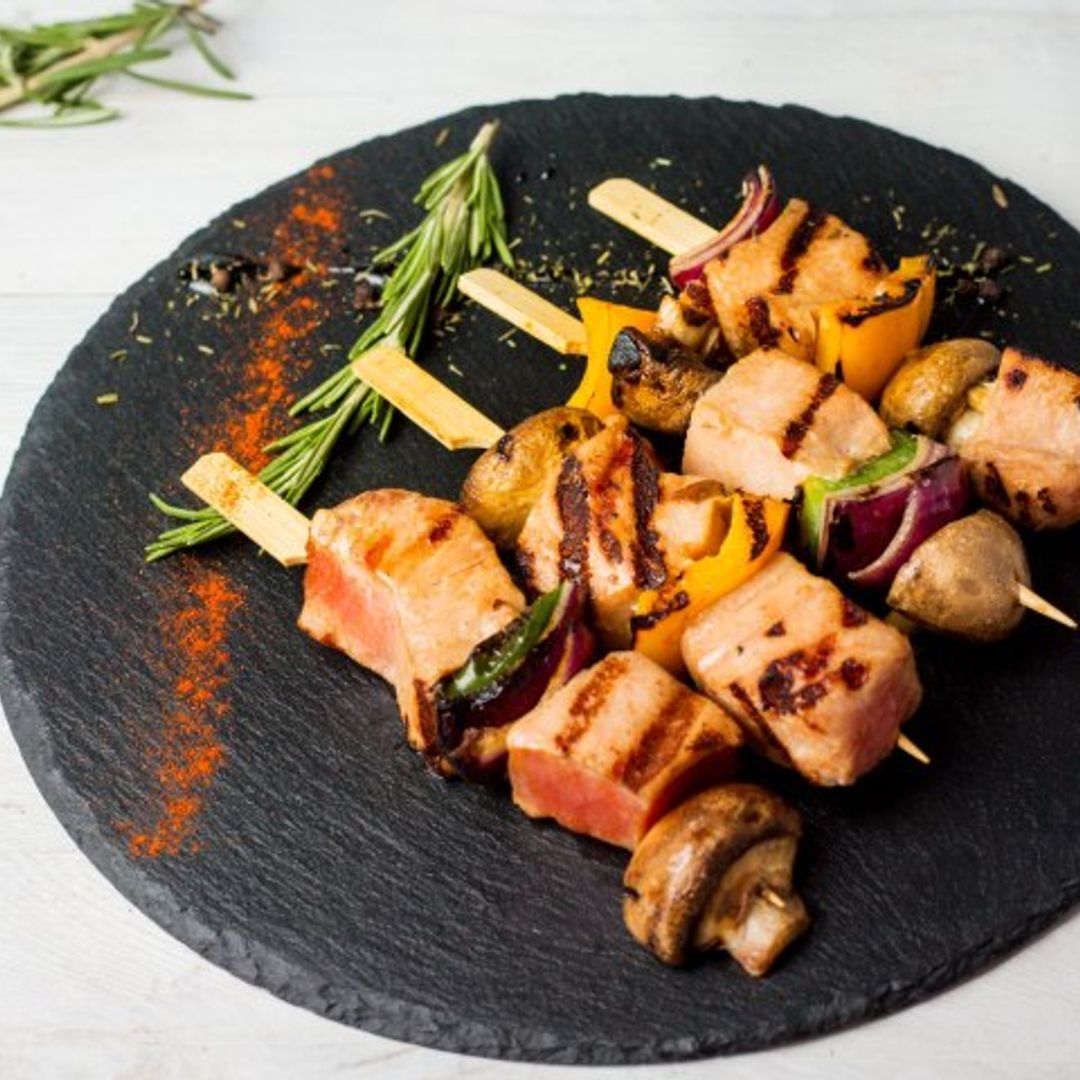 Brochetas de atún y verduras