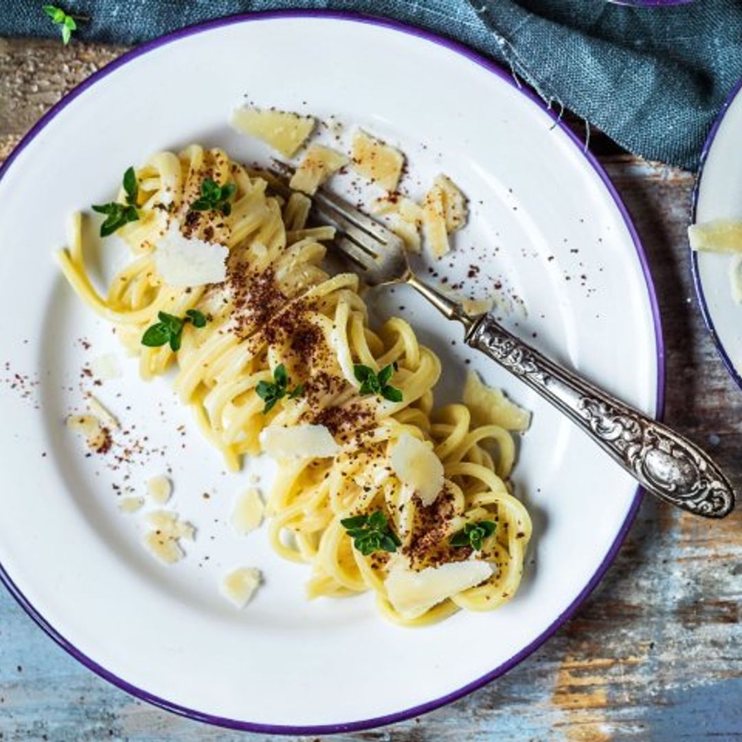 'Chitarrine' con salsa de Parmigiano Reggiano, pimienta rosa y hierbas aromáticas