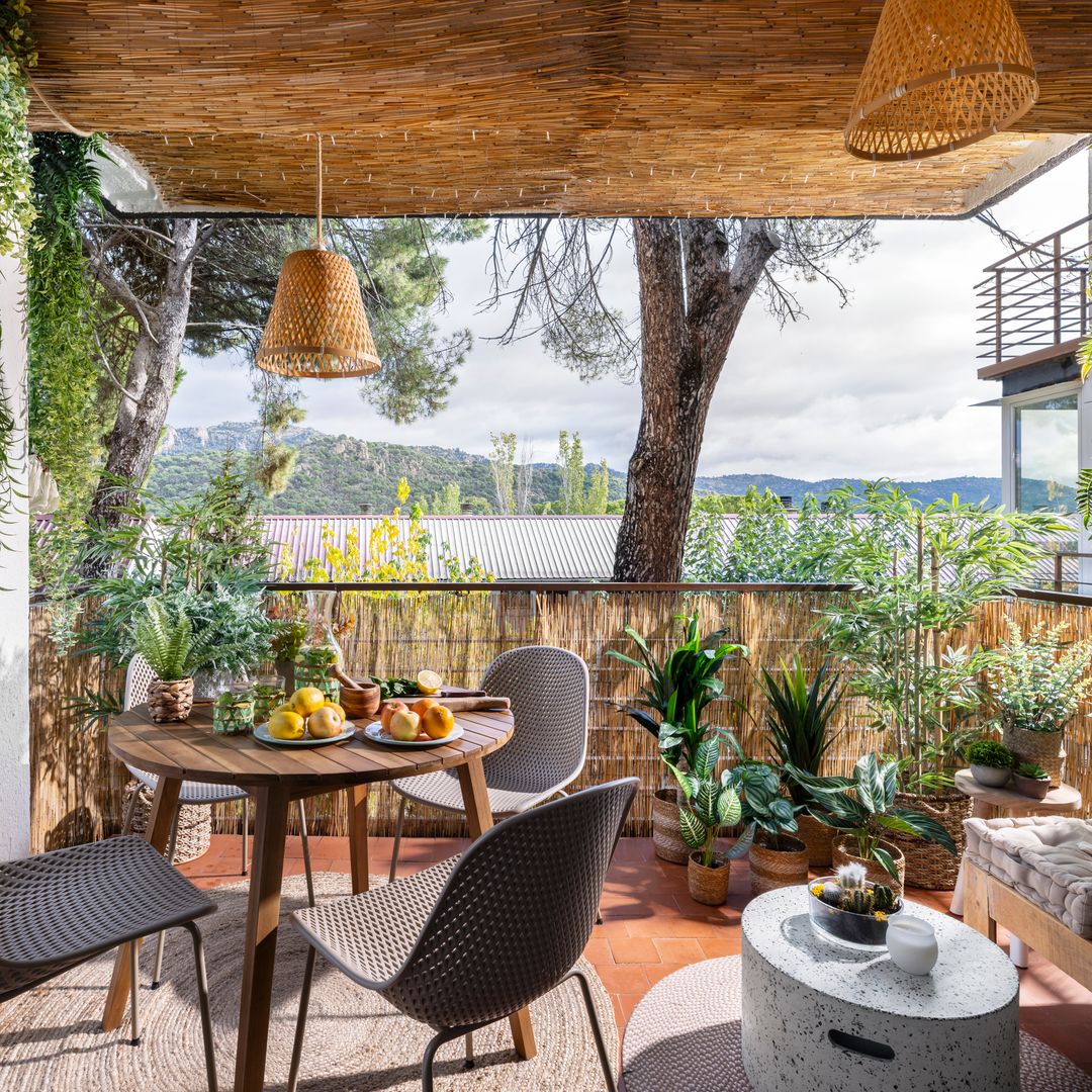 Adiós a terrazas o balcones aburridos: 10 ideas para transformarlos en un refugio playero