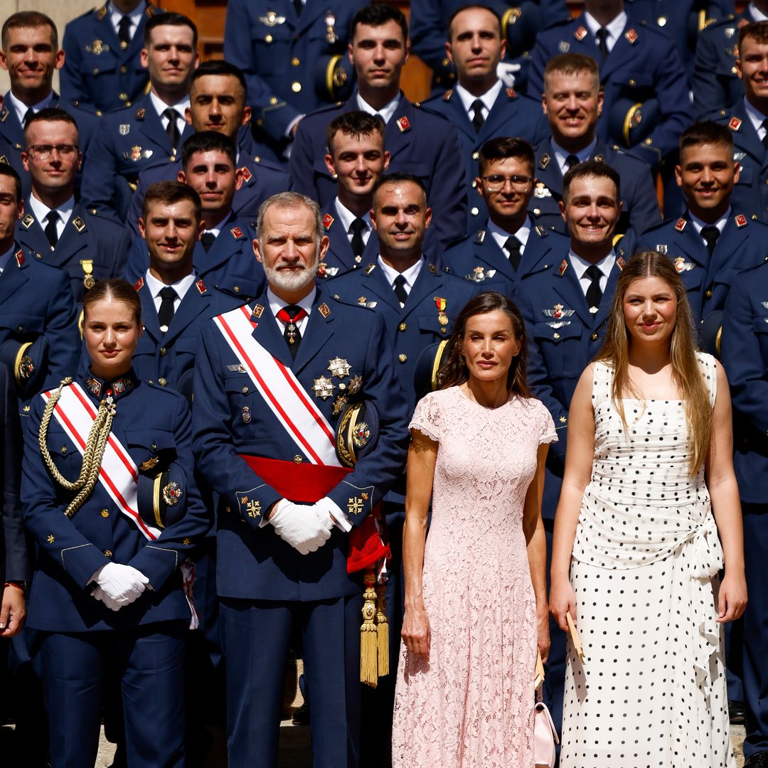 El acto ha terminado con la tradicional foto de familia, ya que el brindis se ha suspendido por el incendio de Almería