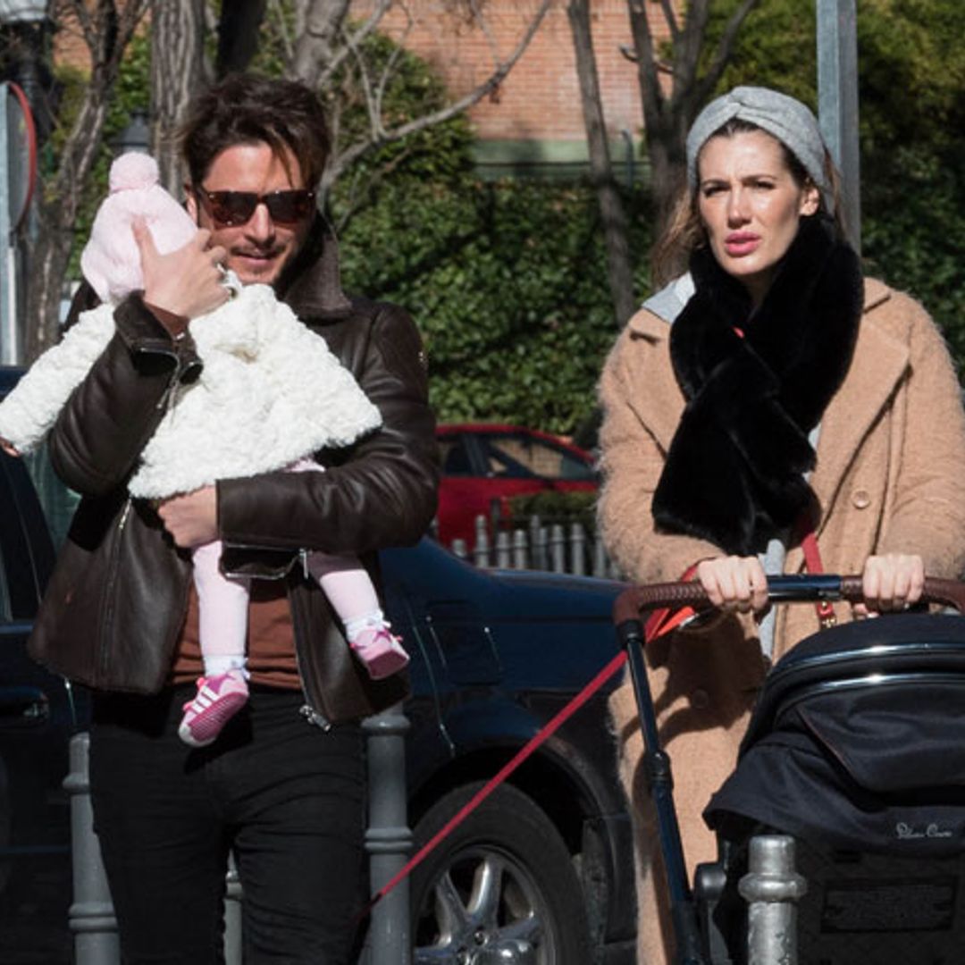 EXCLUSIVA: Manuel Carrasco y Almudena Navalón, dos felices papás de paseo con la pequeña Chloe