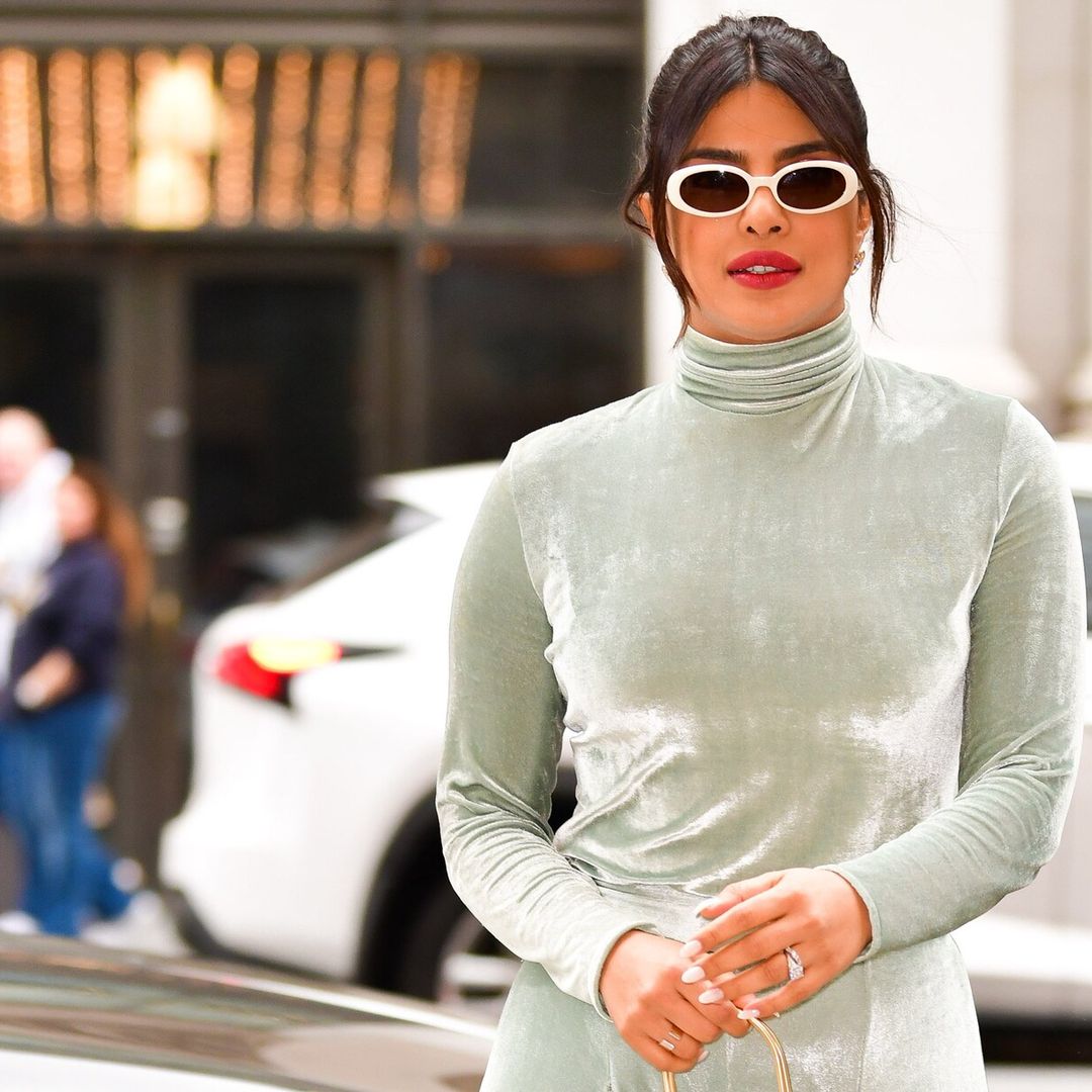 Cuello alto y monocromático: La fórmula trendy de Priyanka Chopra