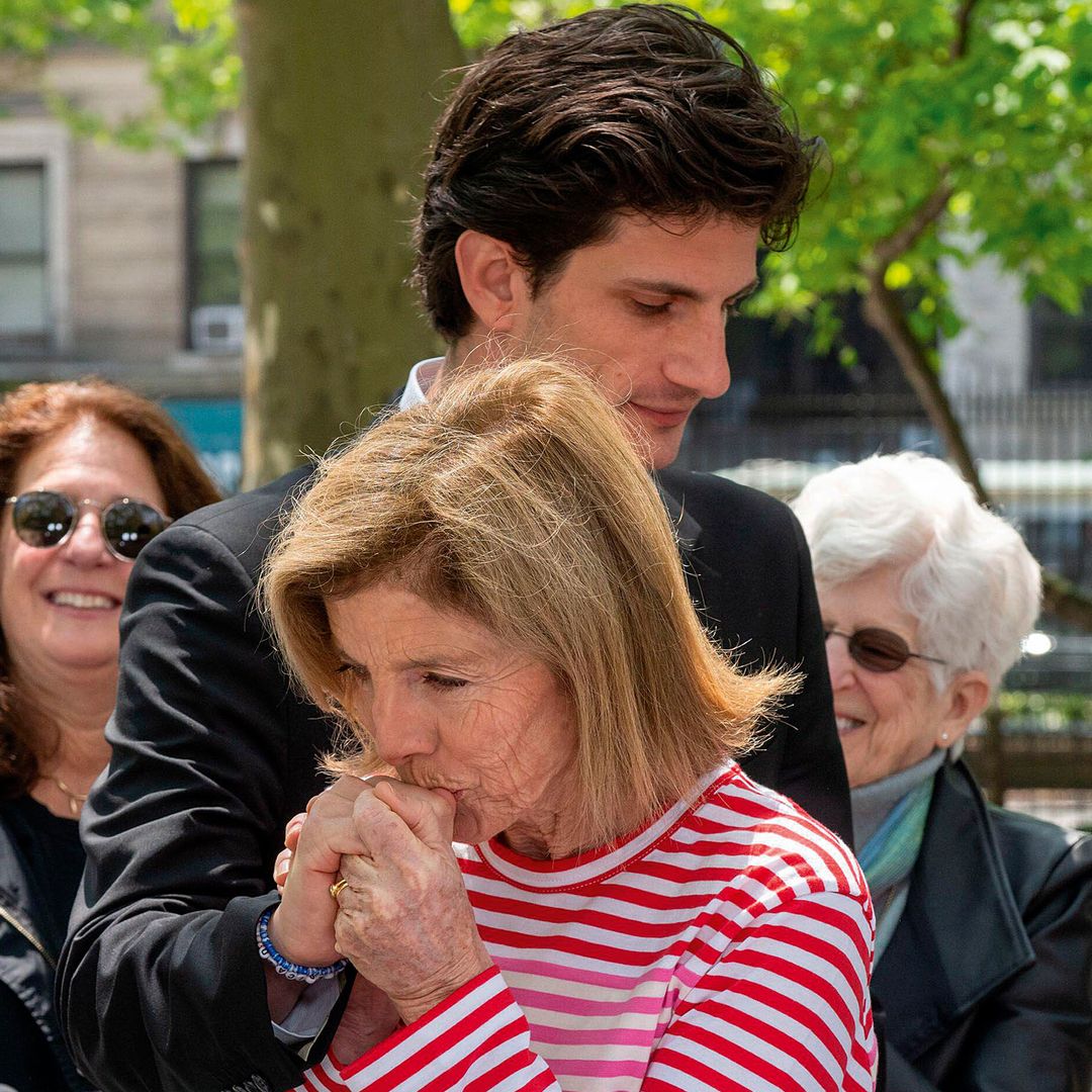 Jack Schlossberg acompañado por el afecto de su madre, Caroline Kennedy 