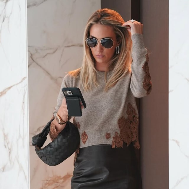Alice Campello con bolso trenzado