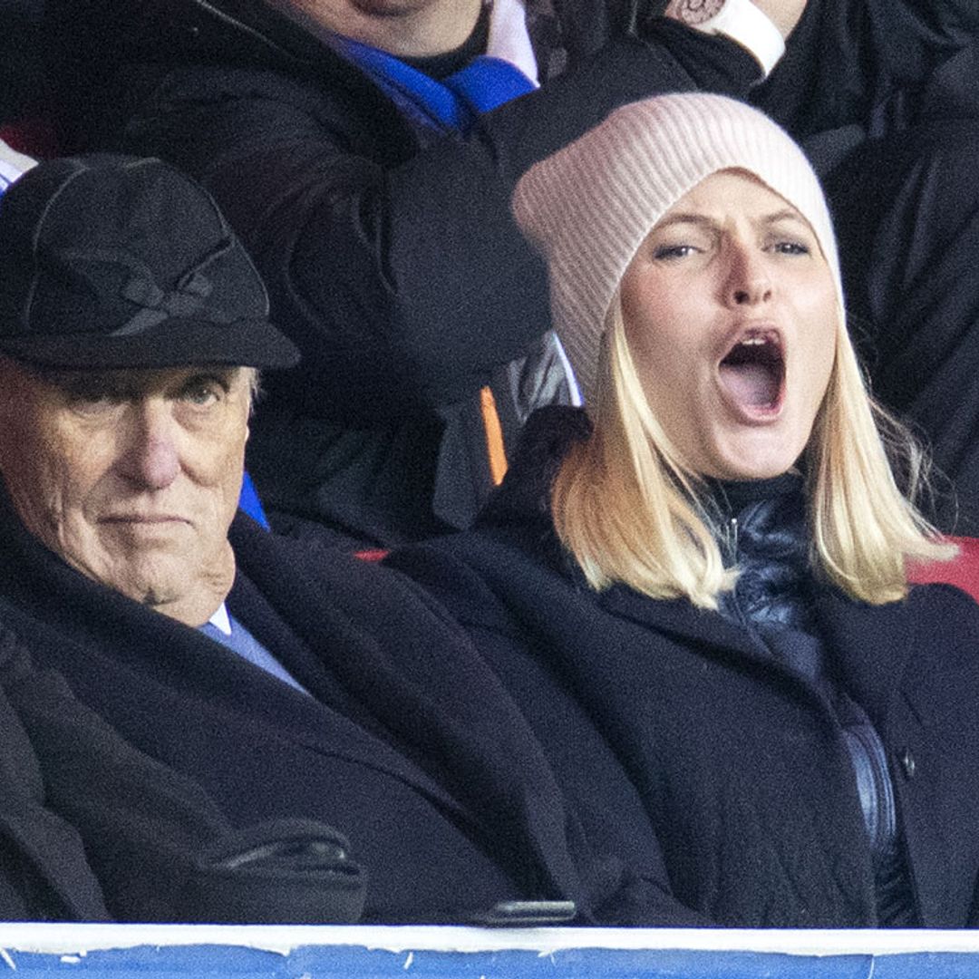 El rey Harald y la princesa Mette-Marit de Noruega, dos entusiastas futboleros en la grada