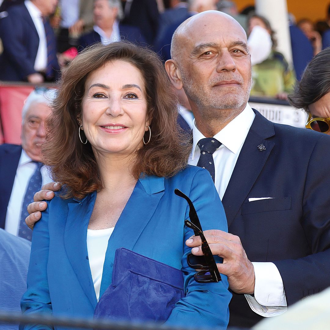 Ana Rosa Quintana y su marido, el empresario sevillano Juan Muñoz, en las gradas de la corrida de toros de Sevilla