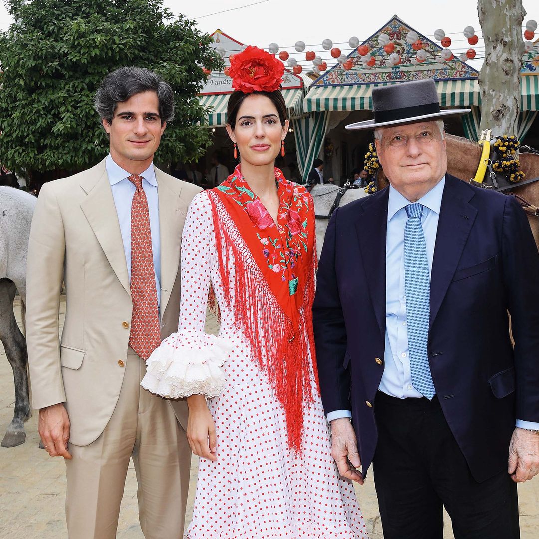 Los duques de Huéscar, Fernando Fitz-James Stuart y Sofía Palazuelo junto a El duque de Alba, Carlos Fitz-James Stuart