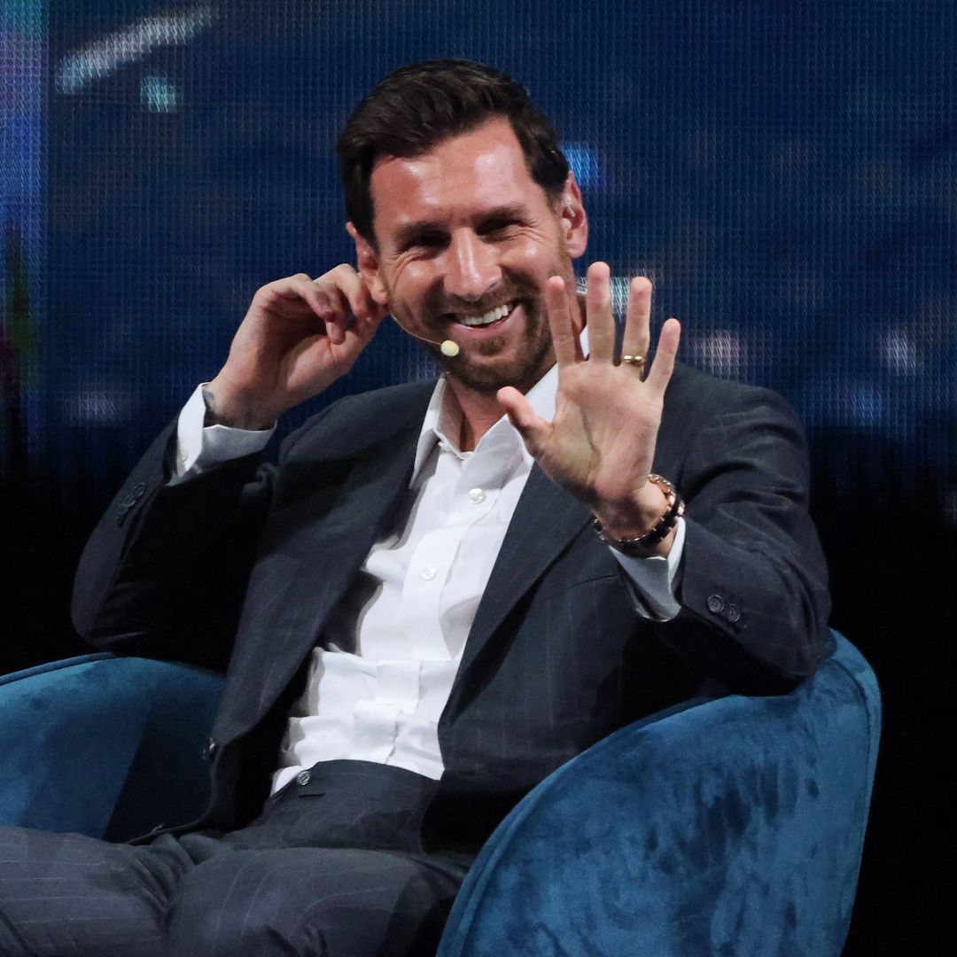 El campeón mundial de fútbol Lionel Messi saluda a sus seguidores entre los asistentes mientras se sienta para conversar en español con el alcalde Francisco Suárez durante el Foro Empresarial Estadounidense en el Centro Kaseya de Miami, el miércoles 5 de noviembre de 2025.