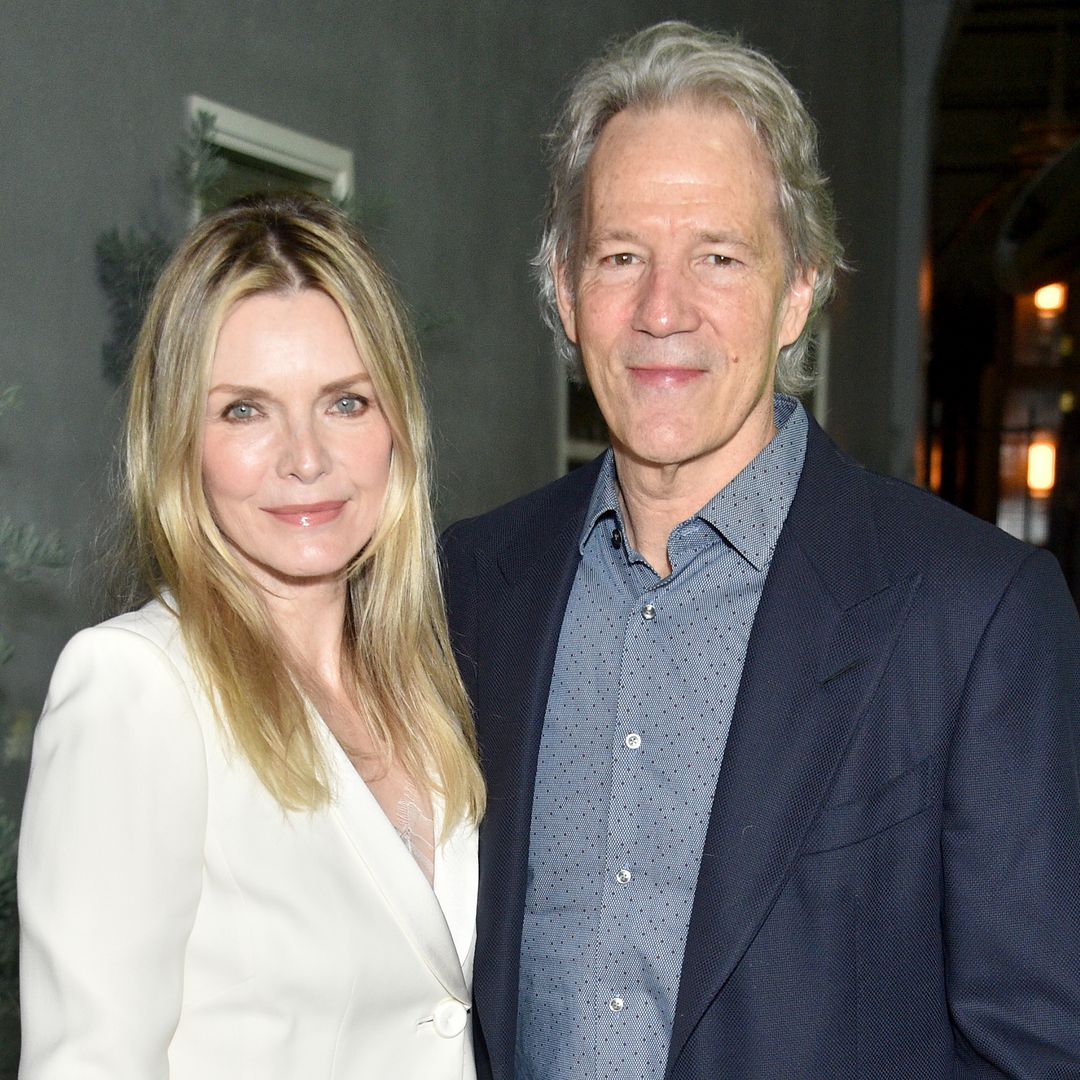 Michelle Pfeiffer y David E. Kelley en la Annual Environmental Media Association Awards Gala en Los Angeles, California, en enero de 2024