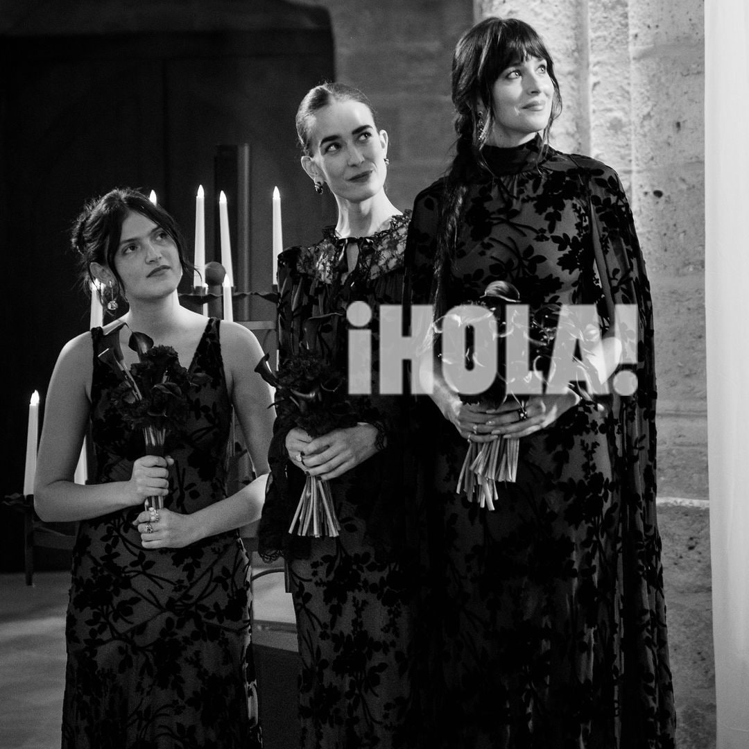 Las tres llevaron diferentes diseños de inspiración gótica, pero con el mismo estampado floral