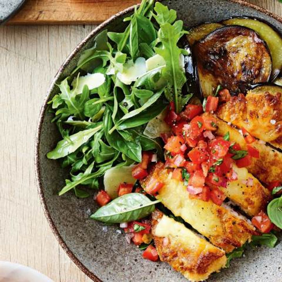 'Bowl' de pollo a la parmesana con berenjena y rúcula