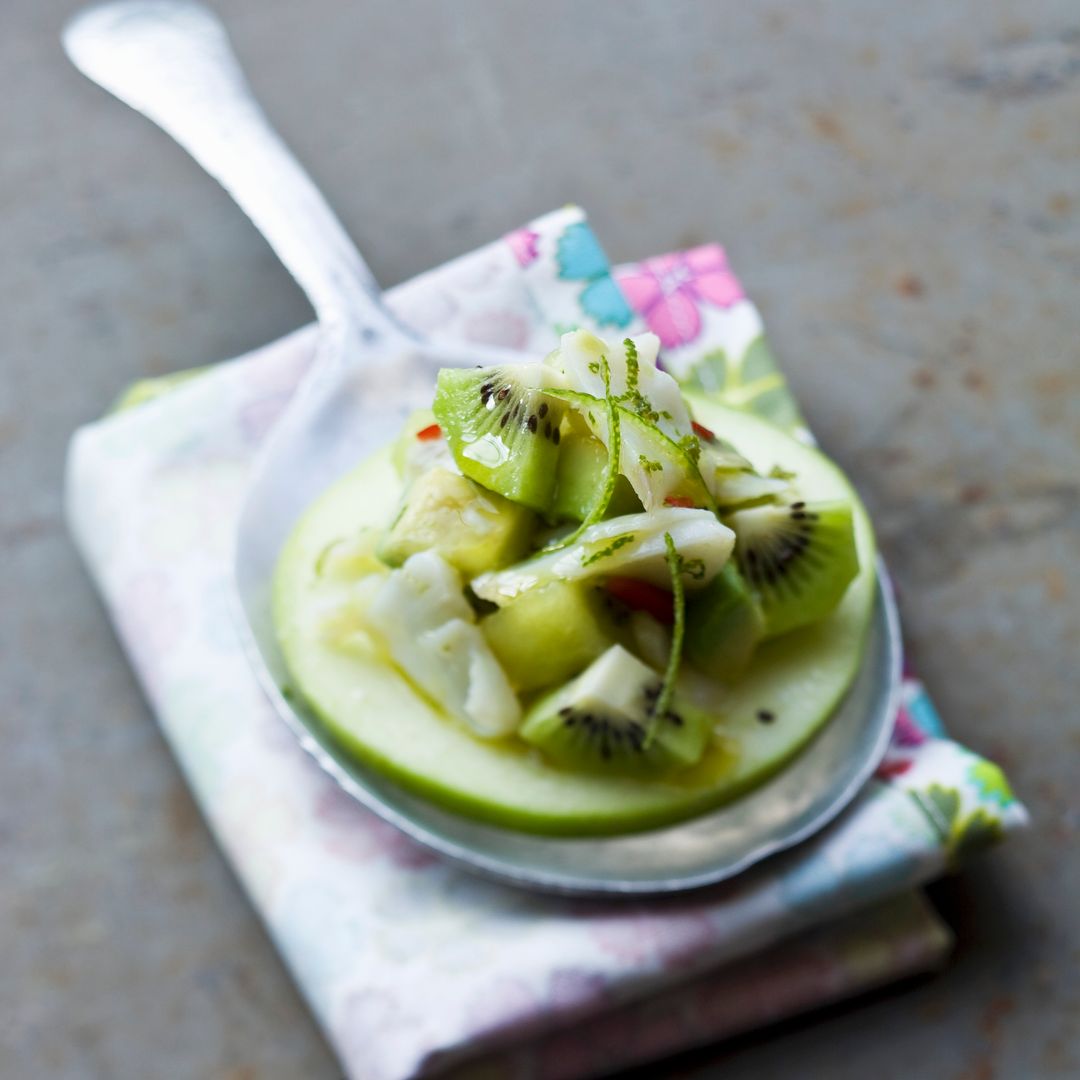 LA RECETA FRESQUITA DEL DÍA. La ensalada de bacalao ahumado más saludable del verano: con aguacate, kiwi y muy fácil de preparar