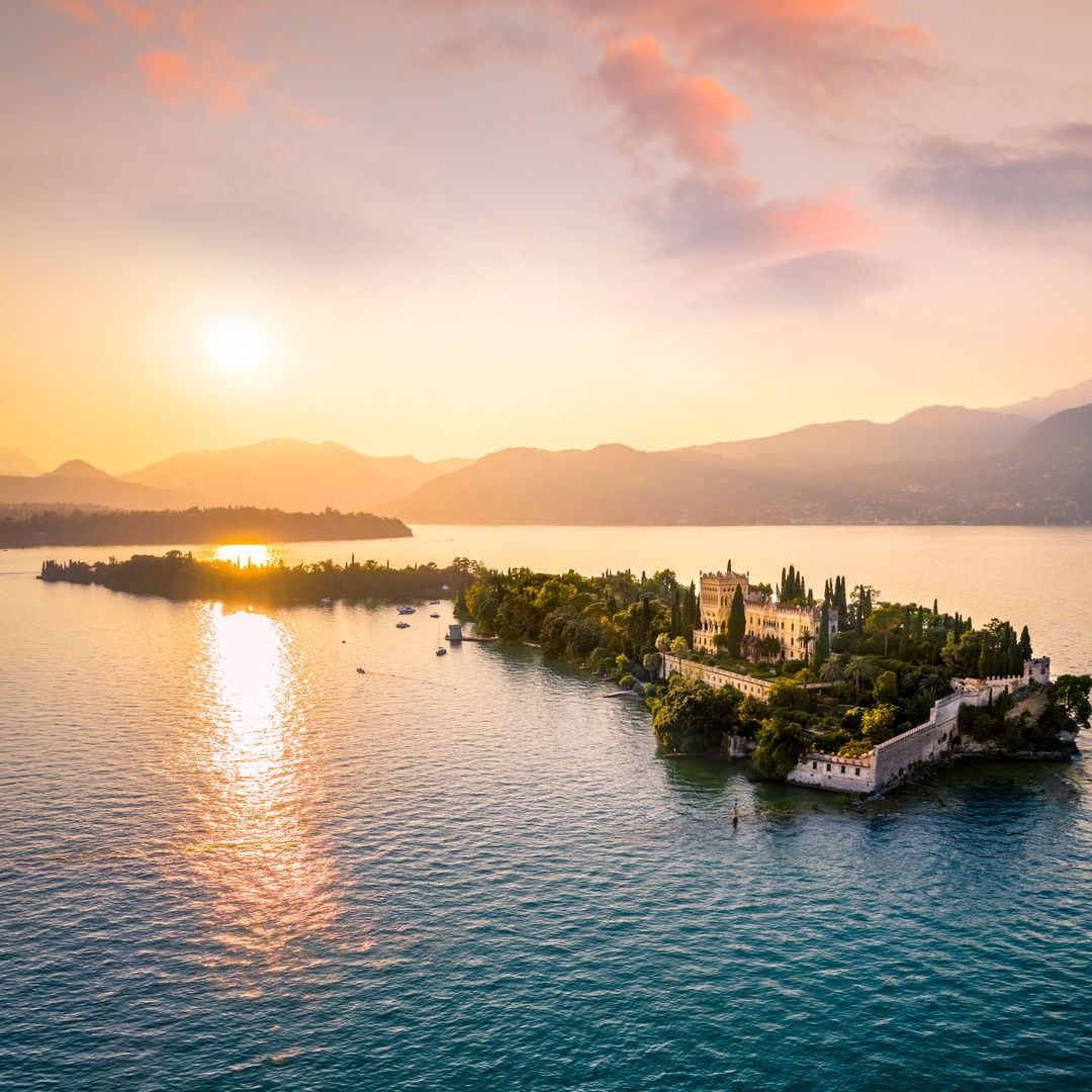Lago de Garda e isla de Garda, al norte de Italia