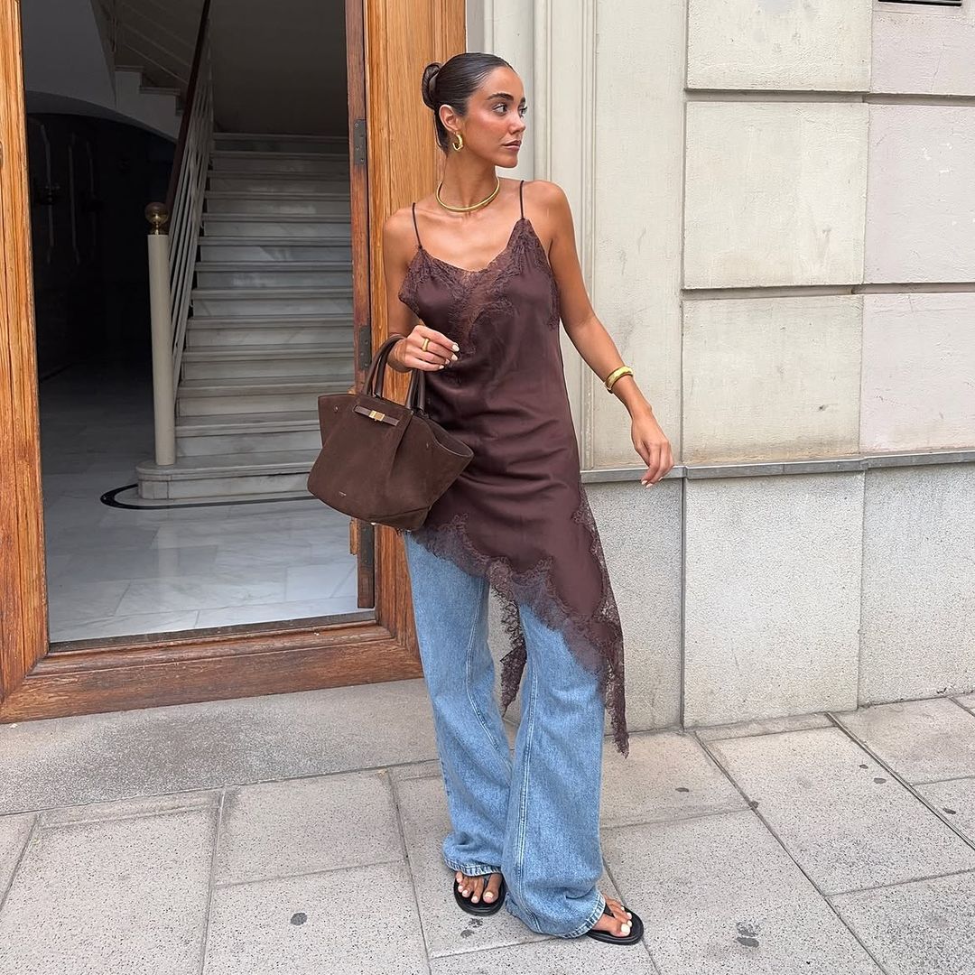 El lencero que arrasa en las calles de Madrid se lleva con pantalones fluidos: la combinación elegante que las españolas han convertido en tendencia