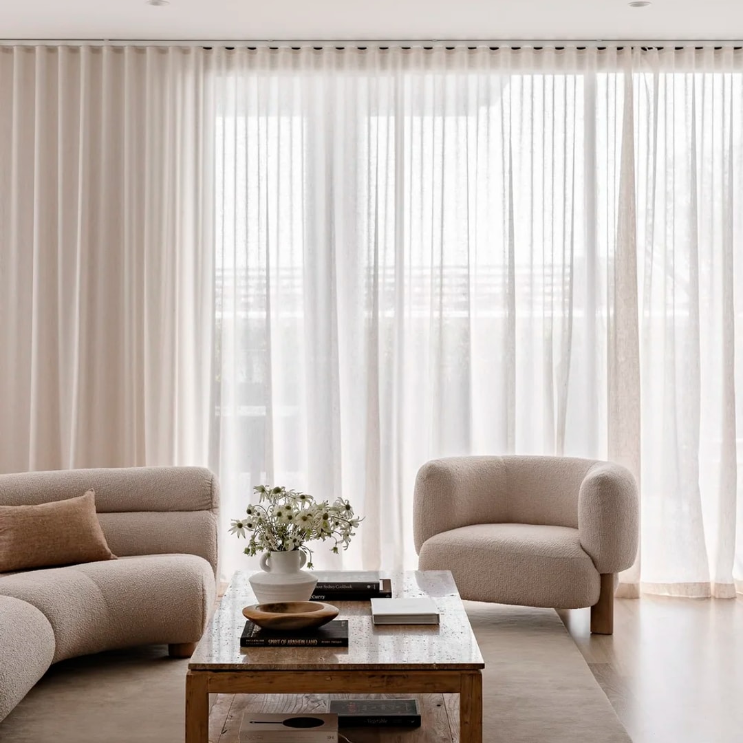 Salón decorado en tonos neutros