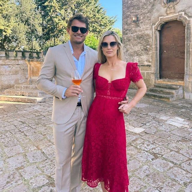 Amelia Spencer look de invitada en una boda en Italia