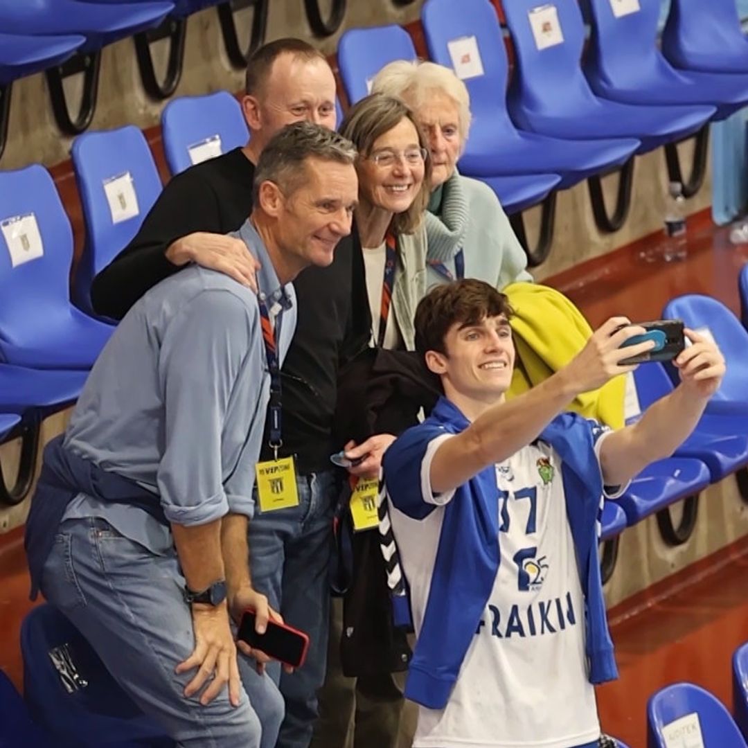 La familia Urdangarin, el mejor apoyo de Pablo en un partido entre abrazos y 'selfies'