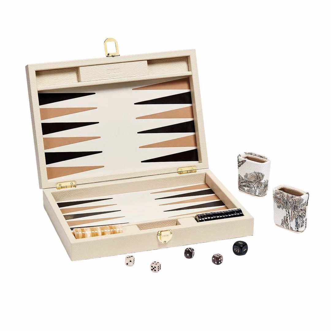 Backgammon realizado en vaqueta
y lona bordada, de Dior (4.100 €).