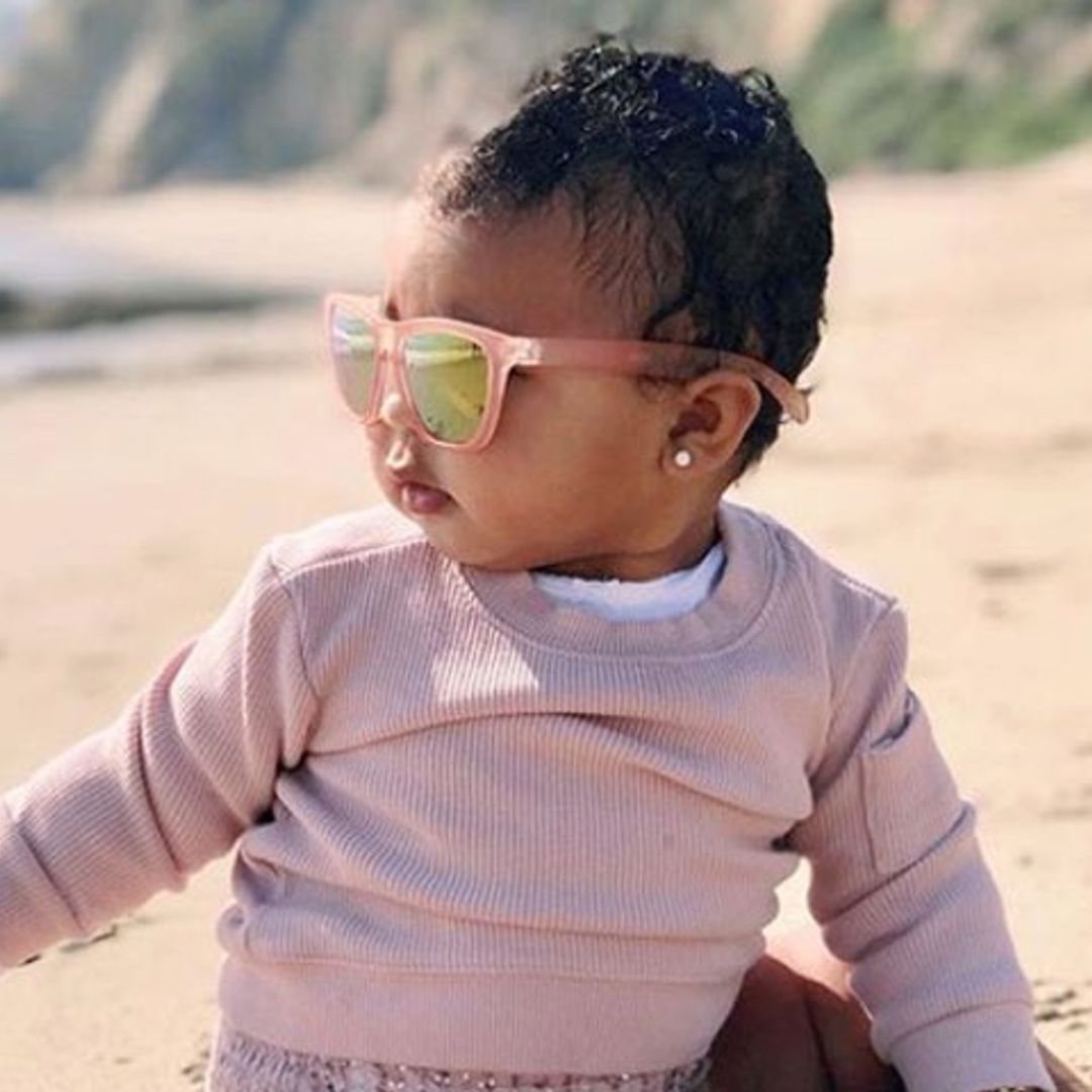 True, la hija de Khloé Kardashian, una simpática modelo en la playa