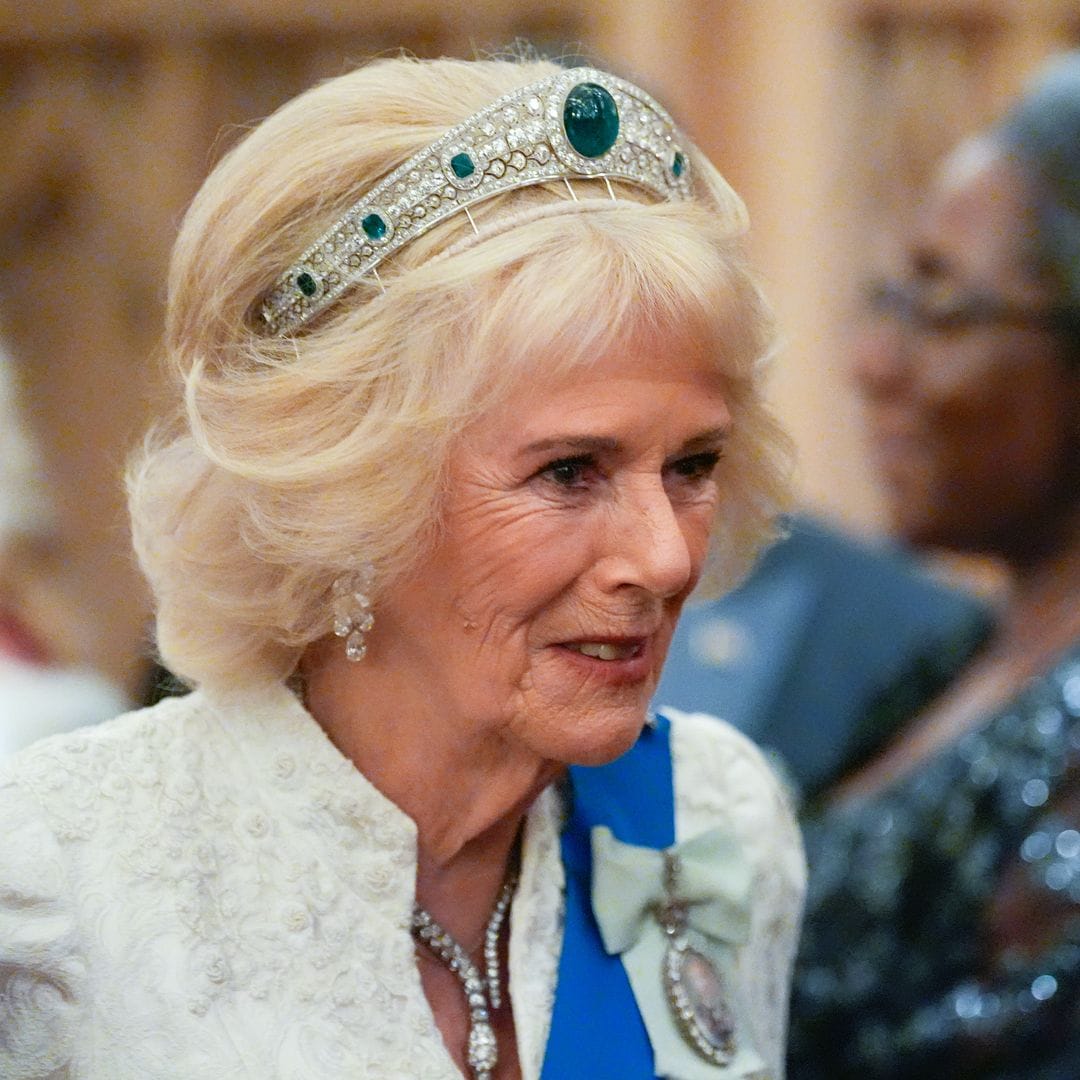 Camilla luce por primera vez como Reina, la tiara de la boda de Eugenia de York: el poderoso mensaje que esconde