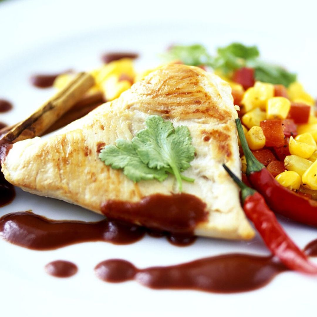 Pollo con salsa de chocolate picante