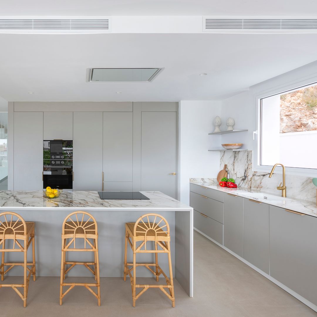 Paula Piris, arquitecta, revela el secreto para que una cocina de diseño no sea fría: “Parecen de exposición, pero las hacemos nuestras con los complementos”
