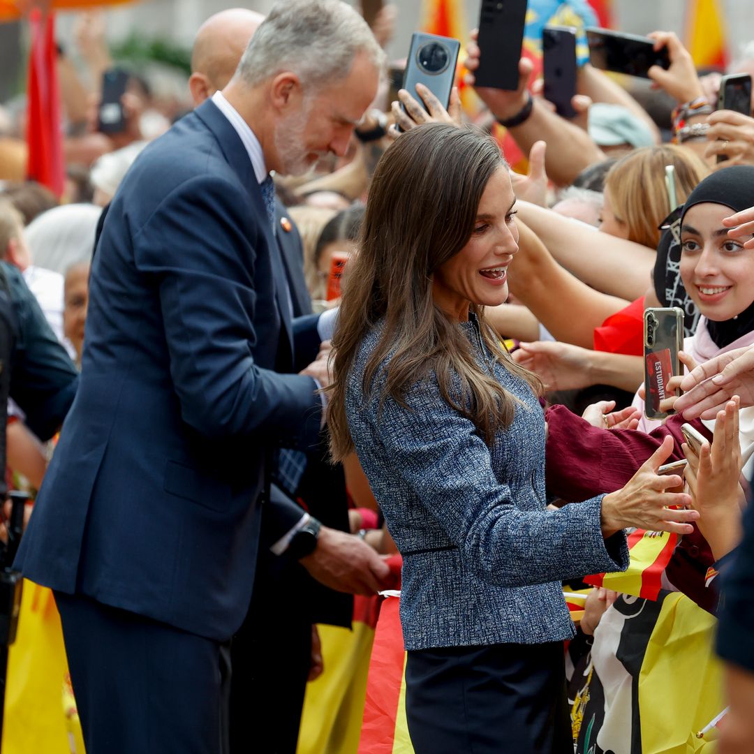 Cariño en masa: los Reyes, volcados con los ciudadanos durante más de media hora de selfies, abrazos y entrega absoluta
