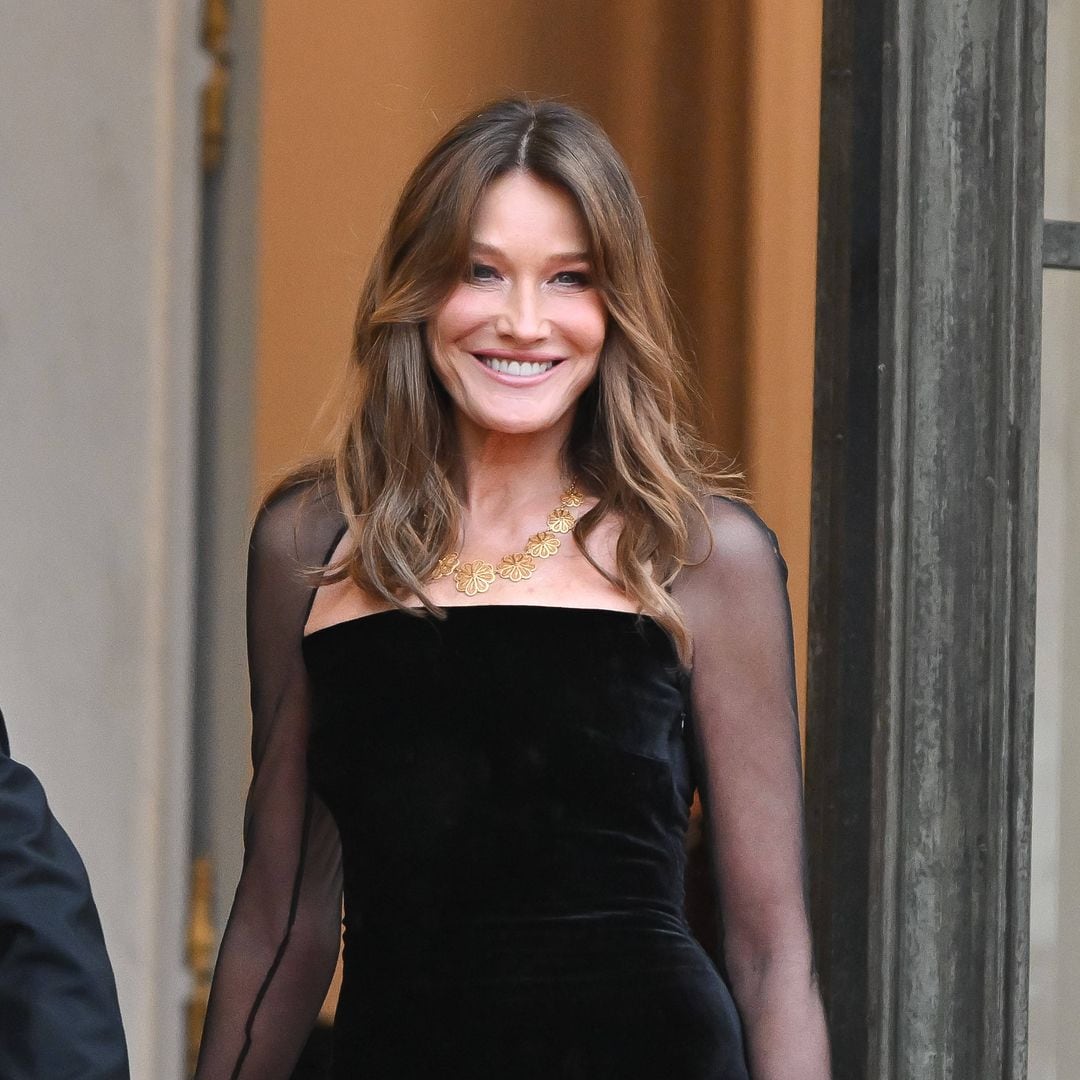 Carla Bruni, las claves del regreso de la ex primera dama al Elíseo: vestido con transparencias y belleza perfecta
