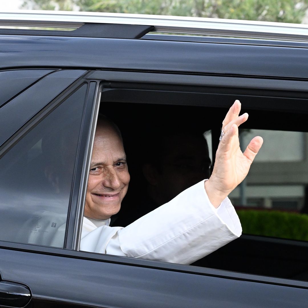 El papa León XIV recibe el alta hospitalaria y vuelve al Vaticano tras su operación de pulmón: sus primeras imágenes
