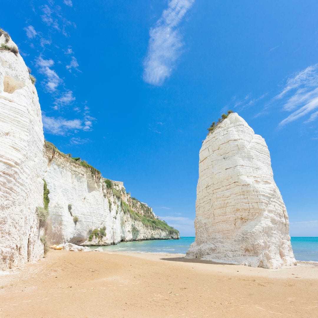 Acantilados de tiza en la playa de Vieste, Puglia, Italia