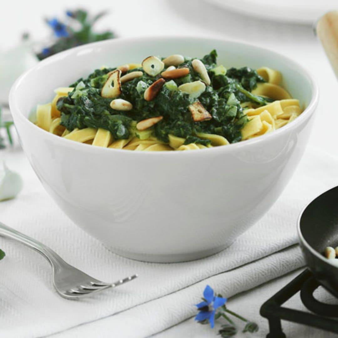 Pasta con hojas de borraja, ajo y piñones