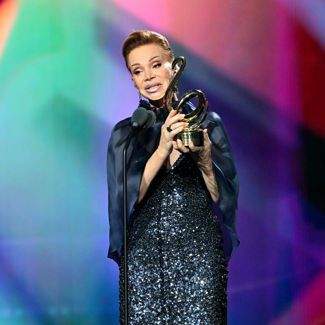 Paloma San Basilio, entre lágrimas, canta ‘Juntos’ en su gran homenaje en los Premios Lo Nuestro