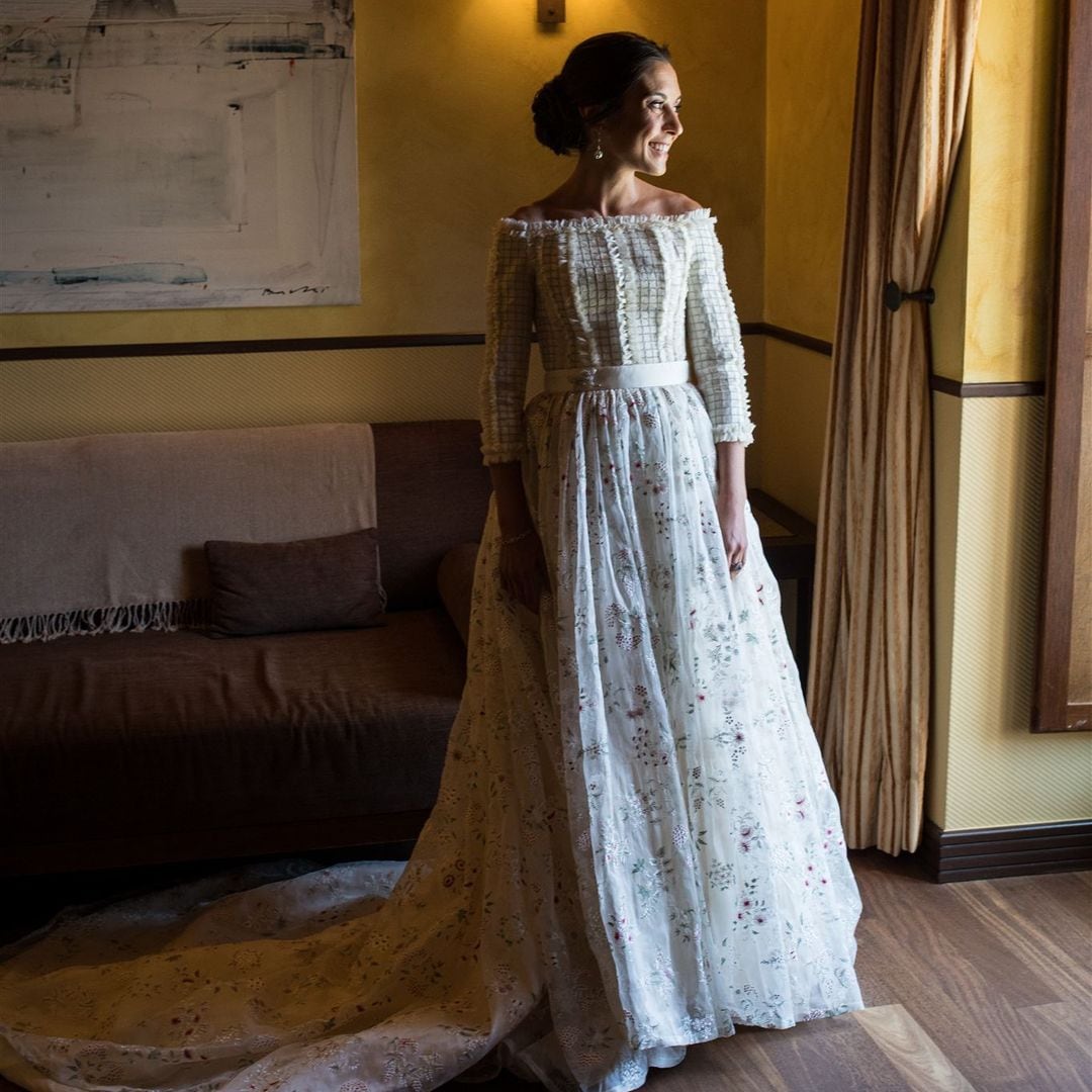 Un vestido con corpiño a cuadros y falda con flores pintadas a mano: la elección de Elena para su boda en Santiago de Compostela