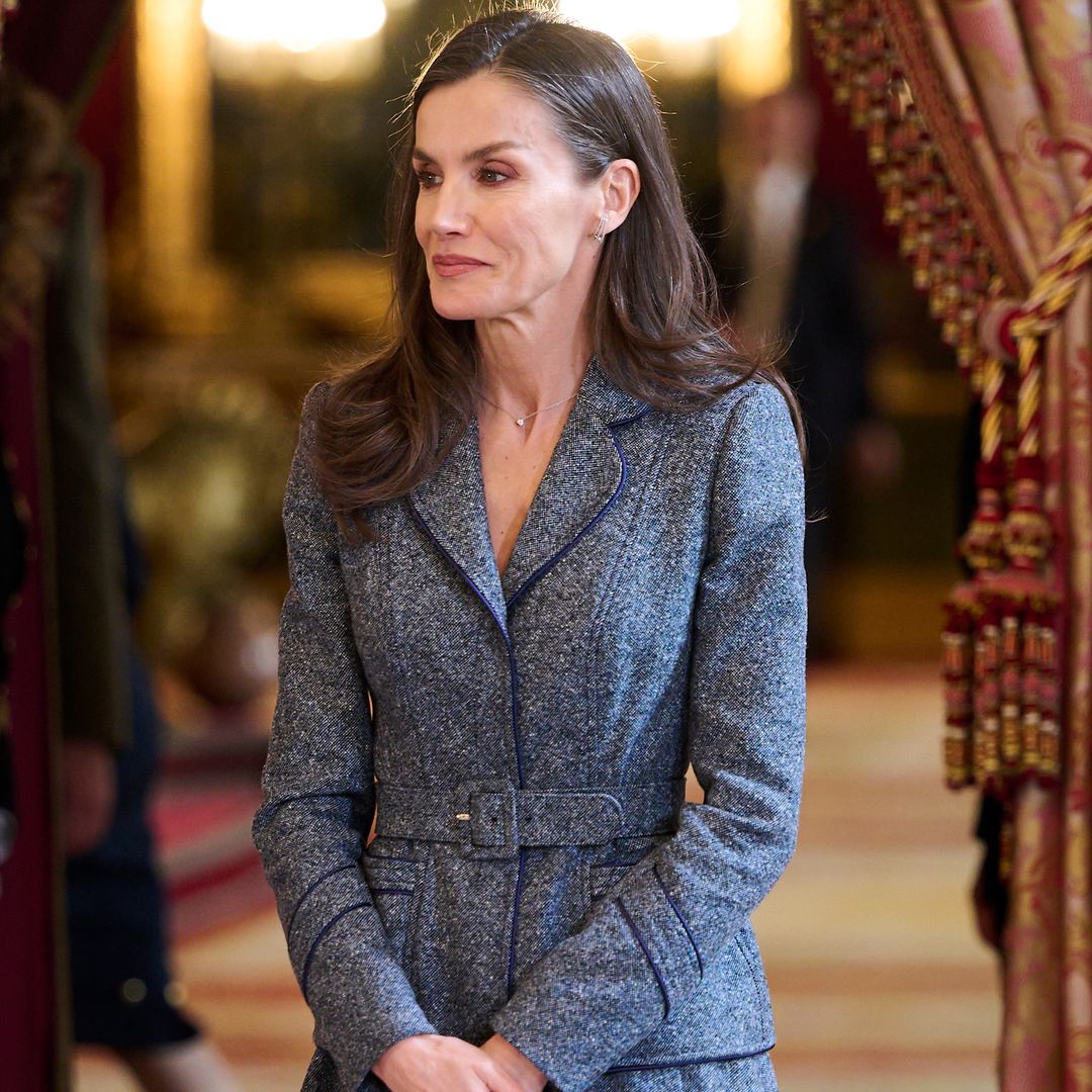 La reina Letizia repite por séptima vez el conjunto gris de Varela: ¿es el más amortizado de su armario?