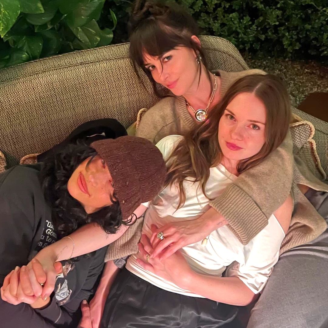 Dakota Johnson celebra sus 37 años: libre de compromisos sentimentales y más unida que nunca a Stella Banderas y a su ‘modern family’