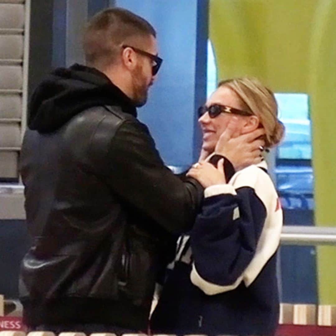 Ester Expósito y Hugo Diego García ya no se esconden: su romántico vídeo en el aeropuerto