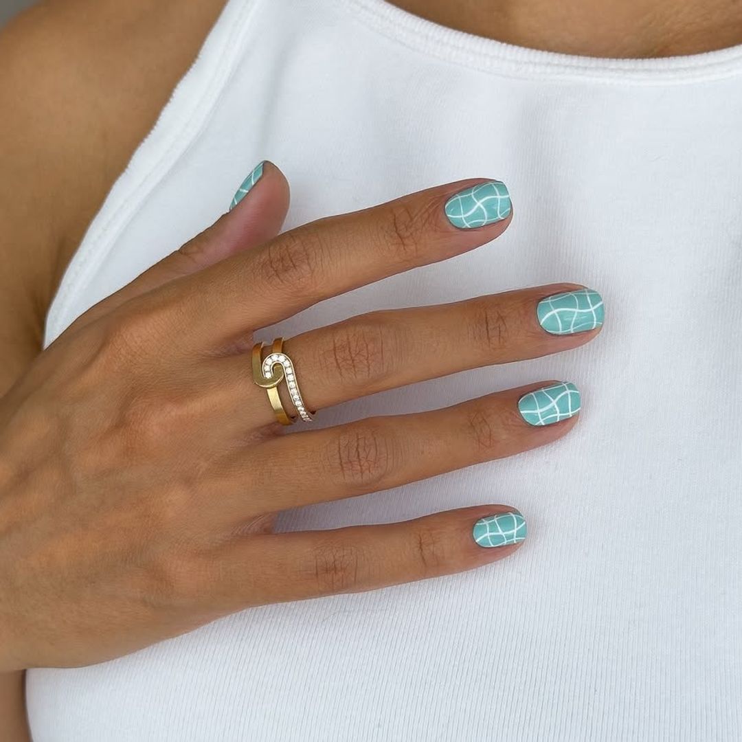 3 colores de uñas que me ha recomendado mi manicurista para ir a la playa este verano 2026