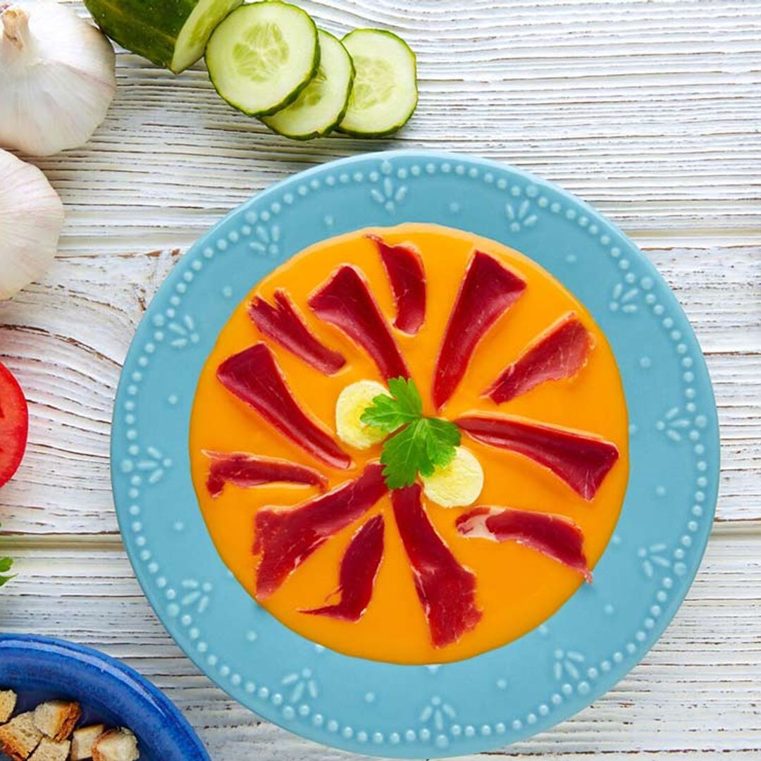 Cocina con salmorejo como un ingrediente más
