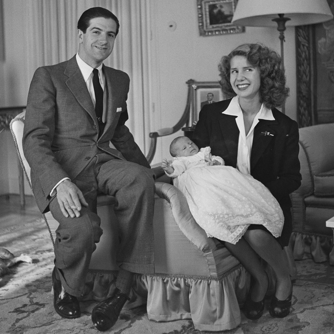 En la fotografía, la duquesa de Alba junto a su marido, don Luis Martínez de Irujo y Artázcoz, y su primer hijo, Carlos Fitz-James Stuart