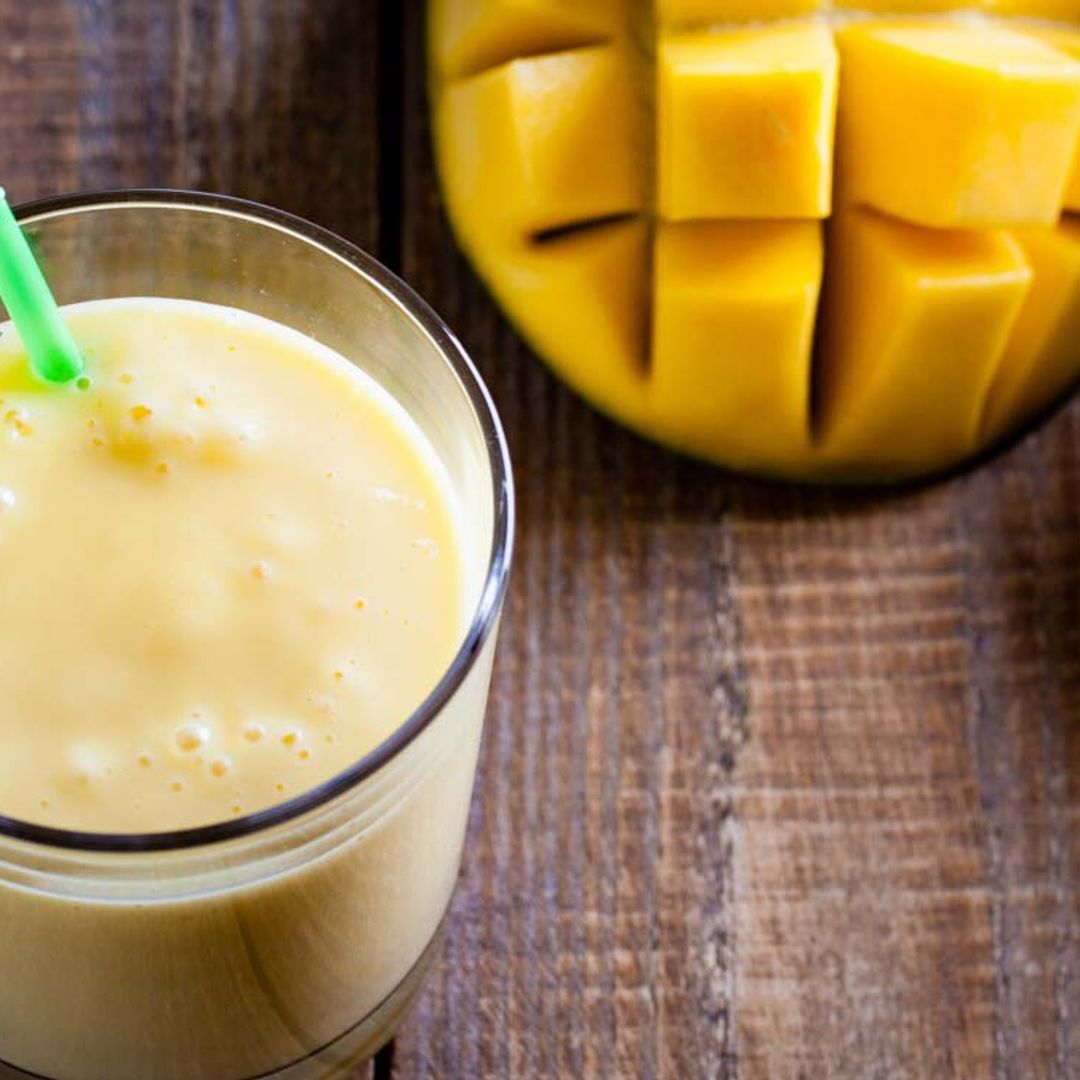 Combina frutas y yogur para preparar refresantes 'lassis'